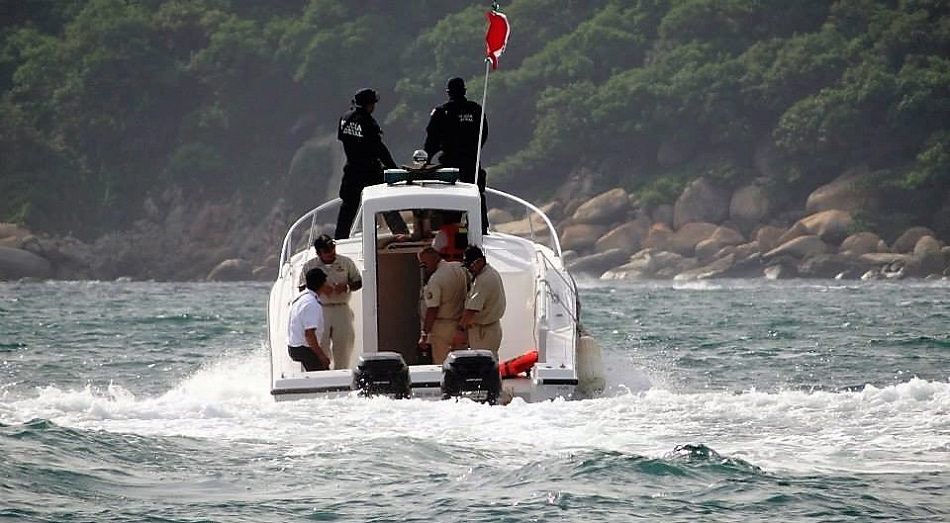 Se enfrentan a balazos desde motos acuáticas en la bahía de Acapulco