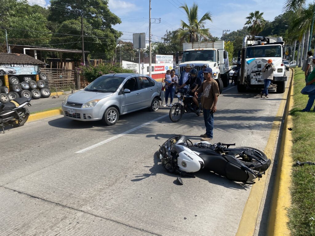 Marino choca en su moto contra un auto en Paseo de Zihuatanejo 