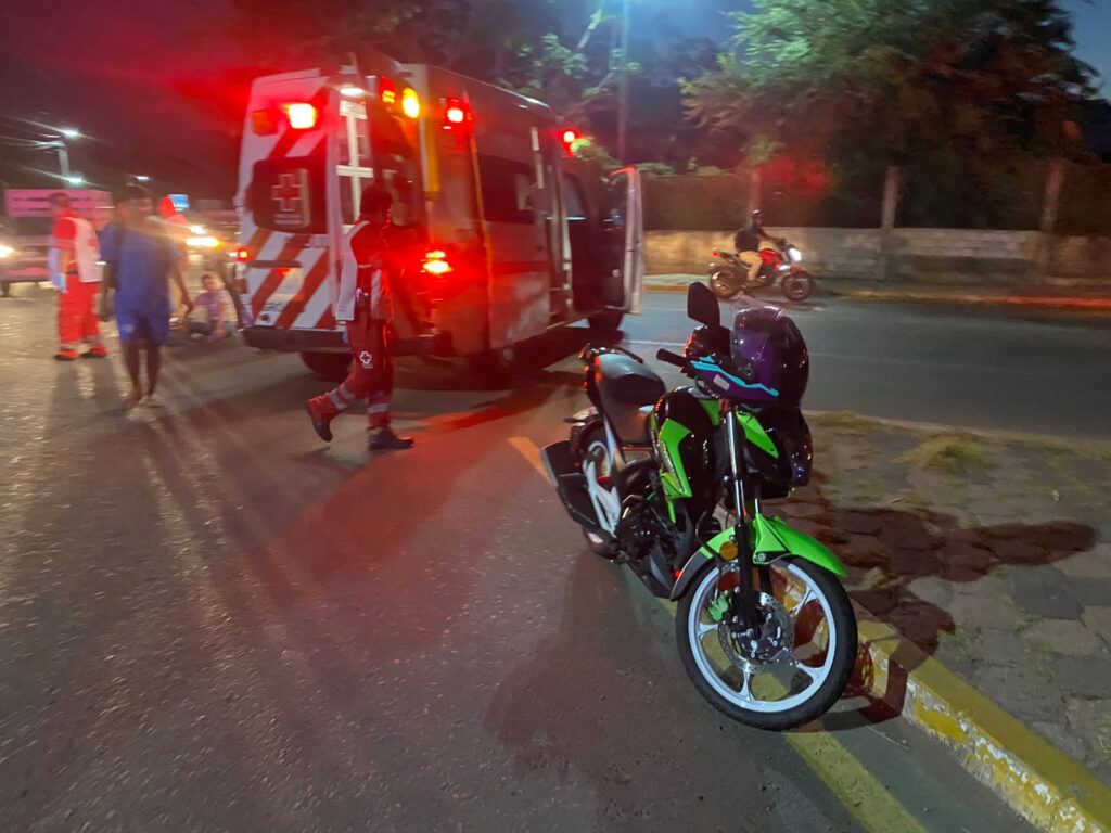 Joven motociclista es arrollado por un taxi en Zihuatanejo