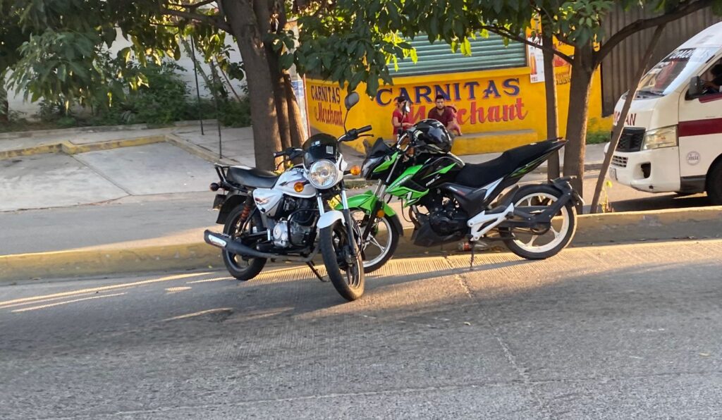 Motociclista se derrapa al circular a exceso de velocidad en Paseo de Zihuatanejo
