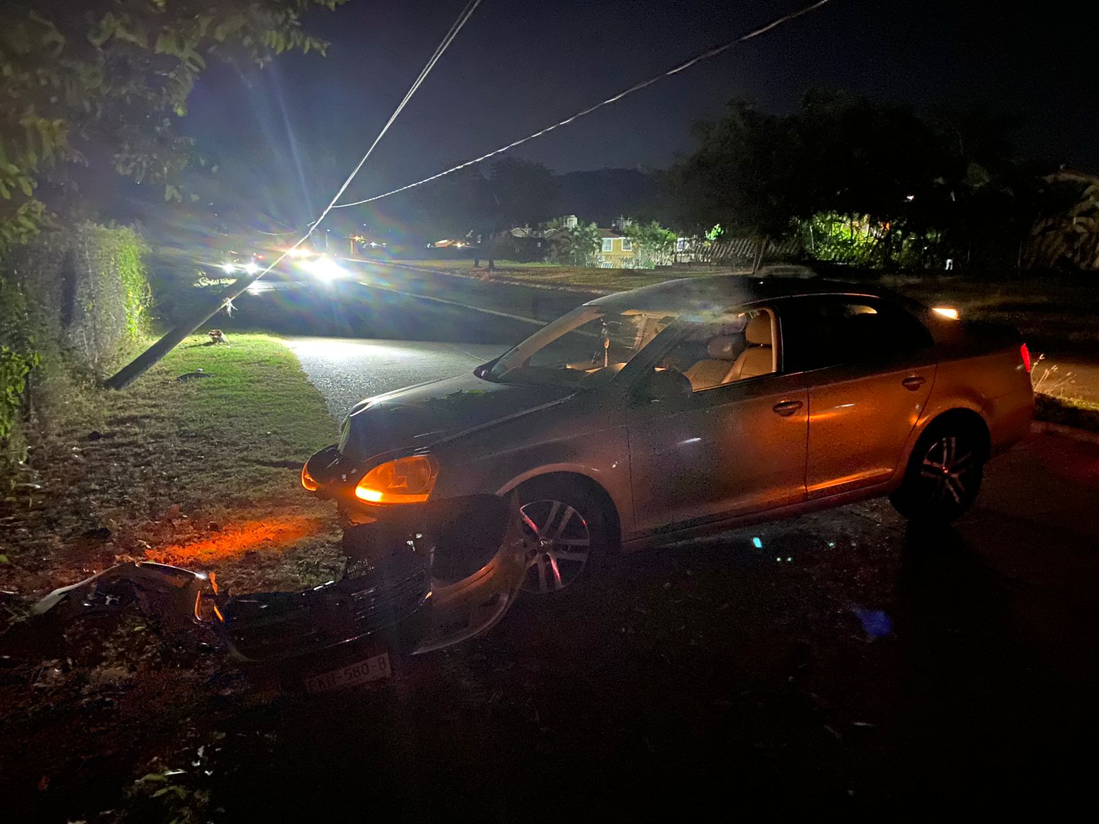 Un coche chocó contra un poste frente a Morrocoy