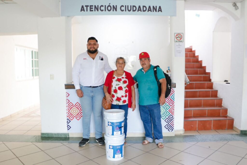 Javier Aguilar El Tocumbo entrega apoyos a la comisaria de la localidad de La Morena