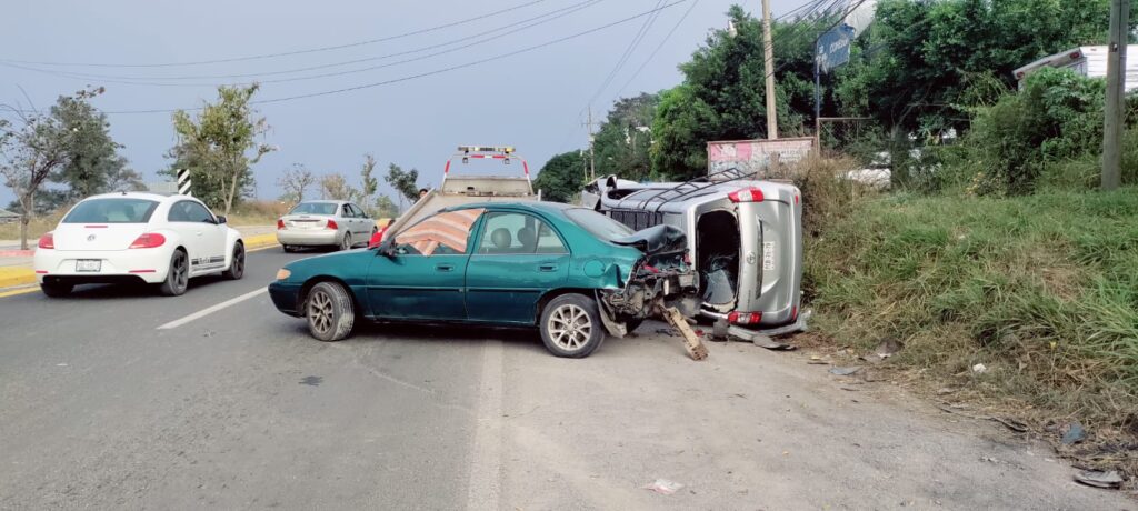 Chilpancingo: Camioneta impacta a un auto que estaba estacionado y luego vuelca