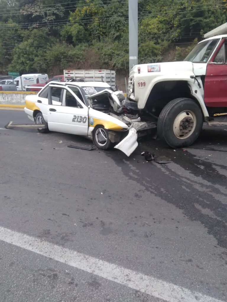 Fuerte choque de frente entre camión de volteo y un taxi en la carretera federal Acapulco-México, deja 6 lesionados