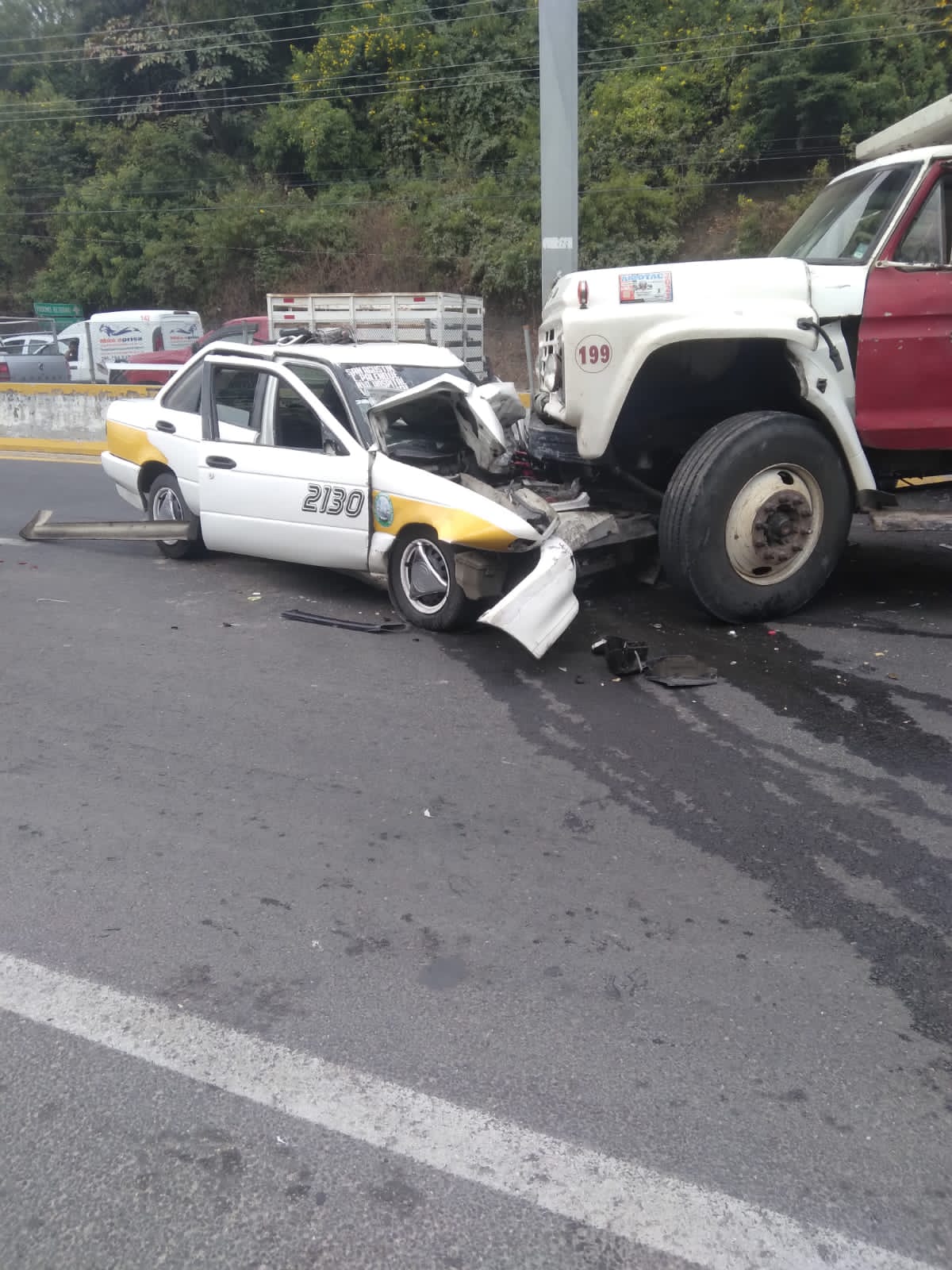 Fuerte choque de frente entre camión de volteo y un taxi en la carretera federal Acapulco-México, deja 6 lesionados