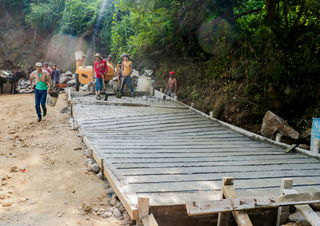 Gobierno del estado a través de CICAEG construye vados en la parte alta de la sierra de Petatlán