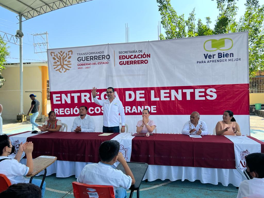 SEG a través del programa “Ver bien para aprender mejor”, entrega lentes a estudiantes de la Costa Grande