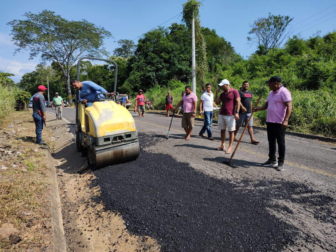 Se organizan para reparar camino en Troncones