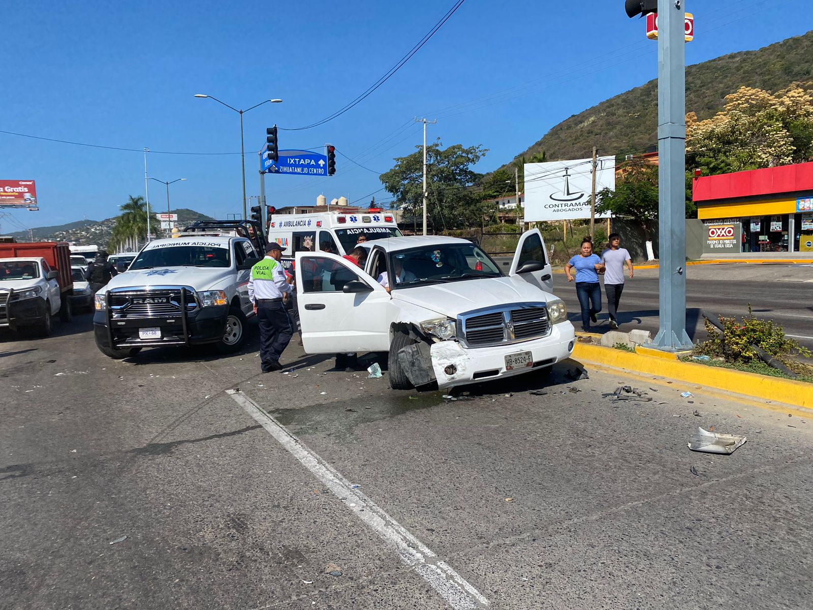 Choque frontal en Paseo de Zihuatanejo 