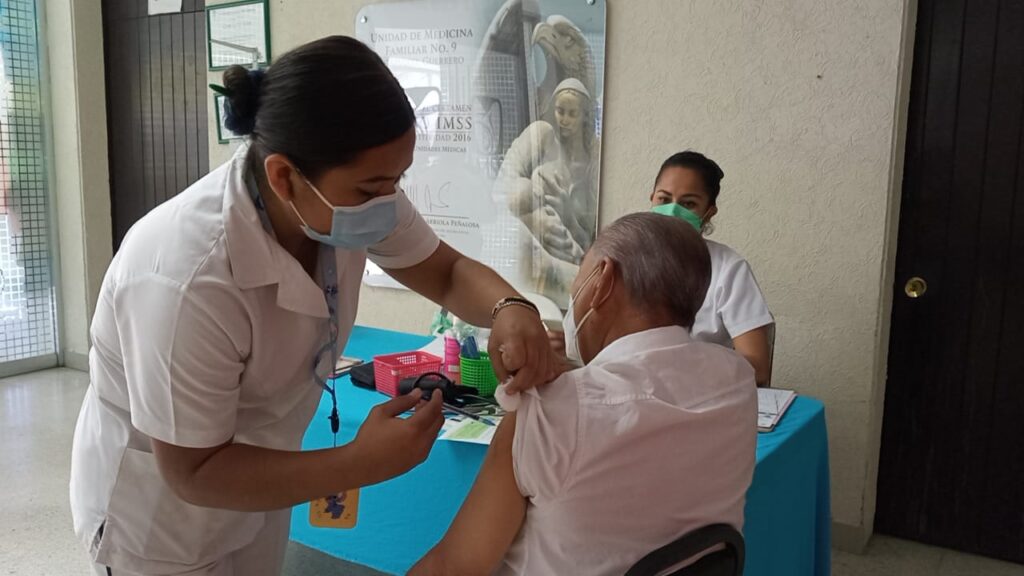Mantiene IMSS Guerrero campaña de vacunación contra influenza estacional en las UMF