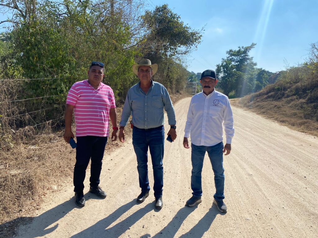 Gestiona comisaría ejidal de Petatlán reparación de camino a la Soledad de Maciel
