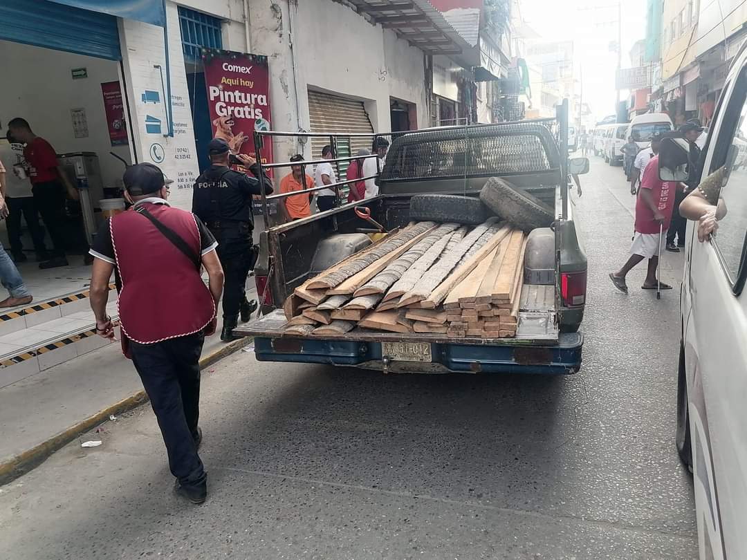 Camioneta con madera choca con combi en Atoyac