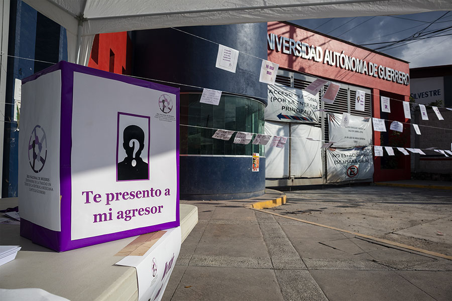 Feministas protestan contra el acoso sexual en la UAGro