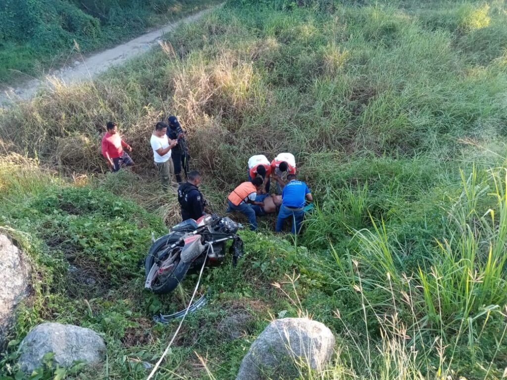 Un joven murió al salirse de carretera federal Aca-Zihua, cuando este viajaba en una moto.
