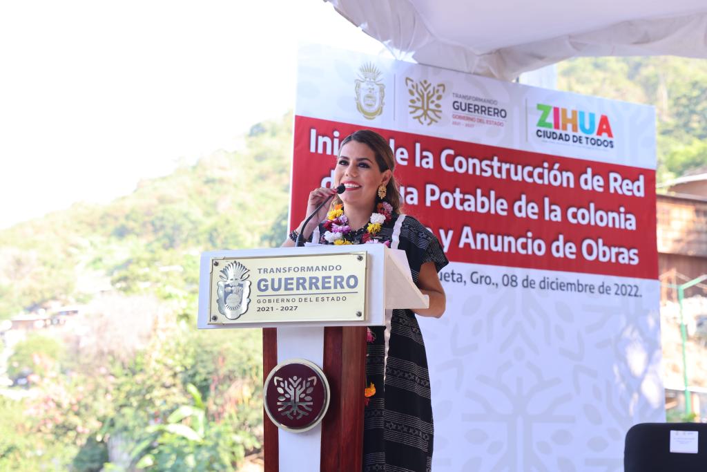 Evelyn Salgado y Jorge Sánchez dan banderazo de inicio de la construcción de la red de agua potable en la colonia Diamante de Zihuatanejo