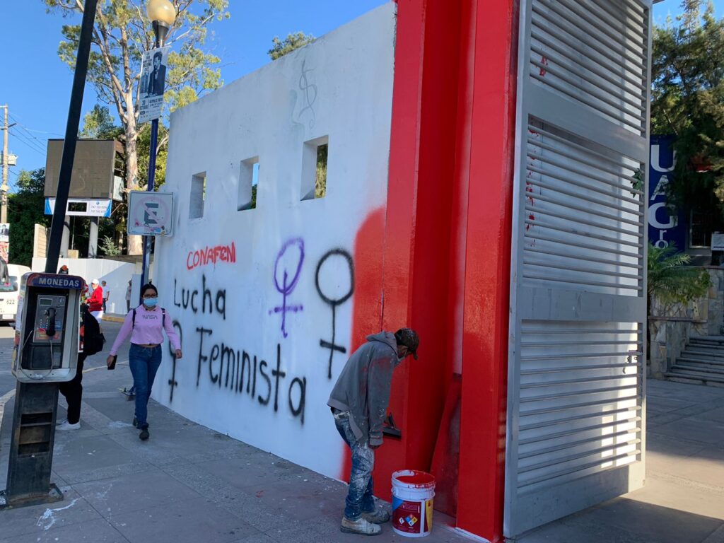En Chilpancingo… Fueron trabajadores de la UAGro los que borraron murales de protesta en CU-sur