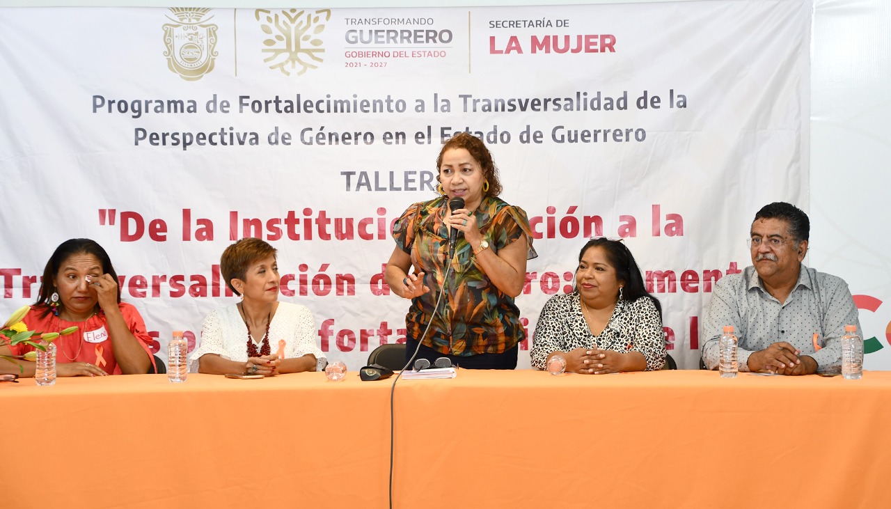 Imparte Semujer el taller de la institucionalización a la transversalización de género, en Coyuca de Benítez