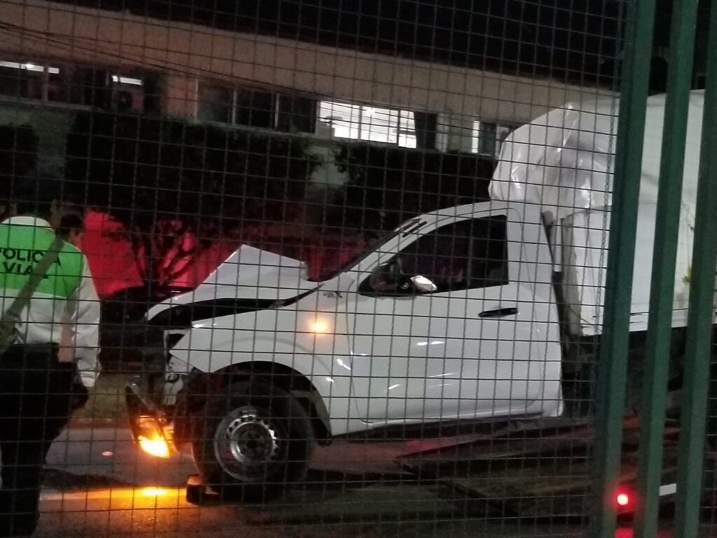 Camioneta choca contra un poste en avenida Colegio Militar 