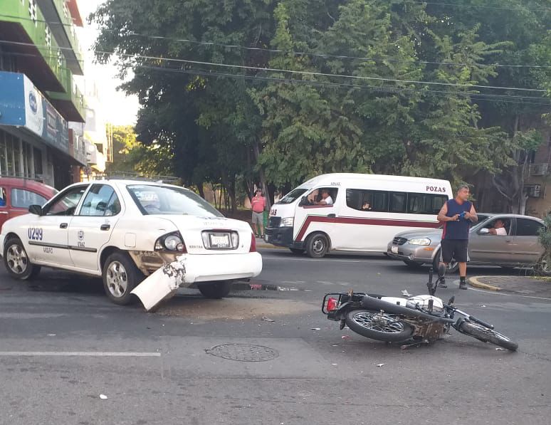Motociclista lesionado al chocar contra un taxi 