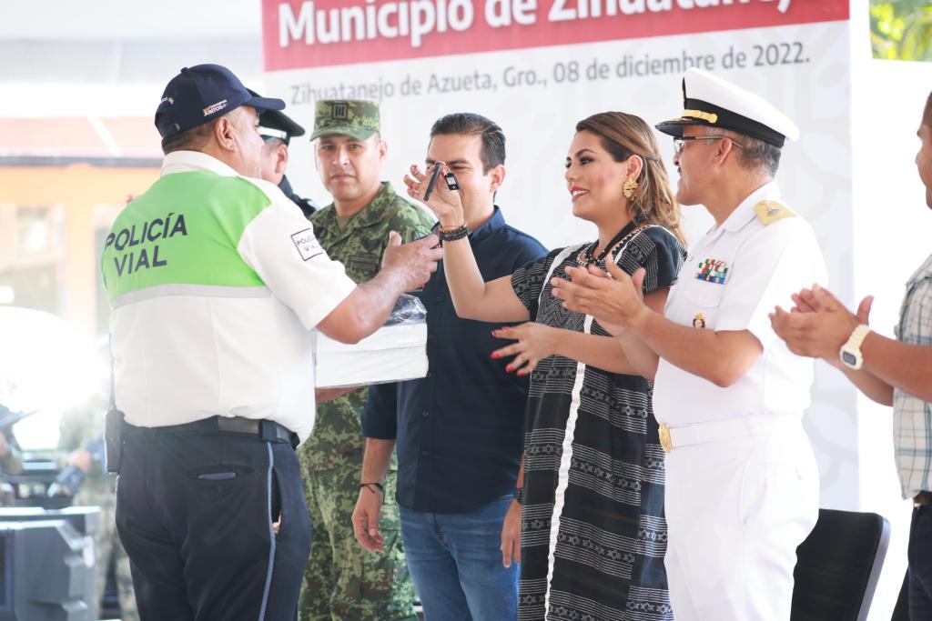 Entrega Evelyn Salgado patrullas, equipo y uniformes a personal de seguridad pública de Zihuatanejo