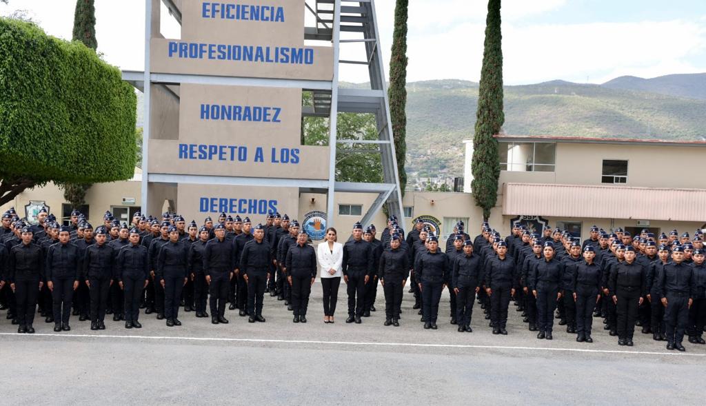 Egresan 186 mujeres y hombres cadetes de la UNIPOL y se integran a la fuerza estatal y policías municipales de Guerrero