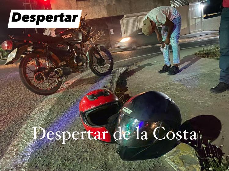 Dos lesionados al derrapar moto en Paseo de Zihuatanejo