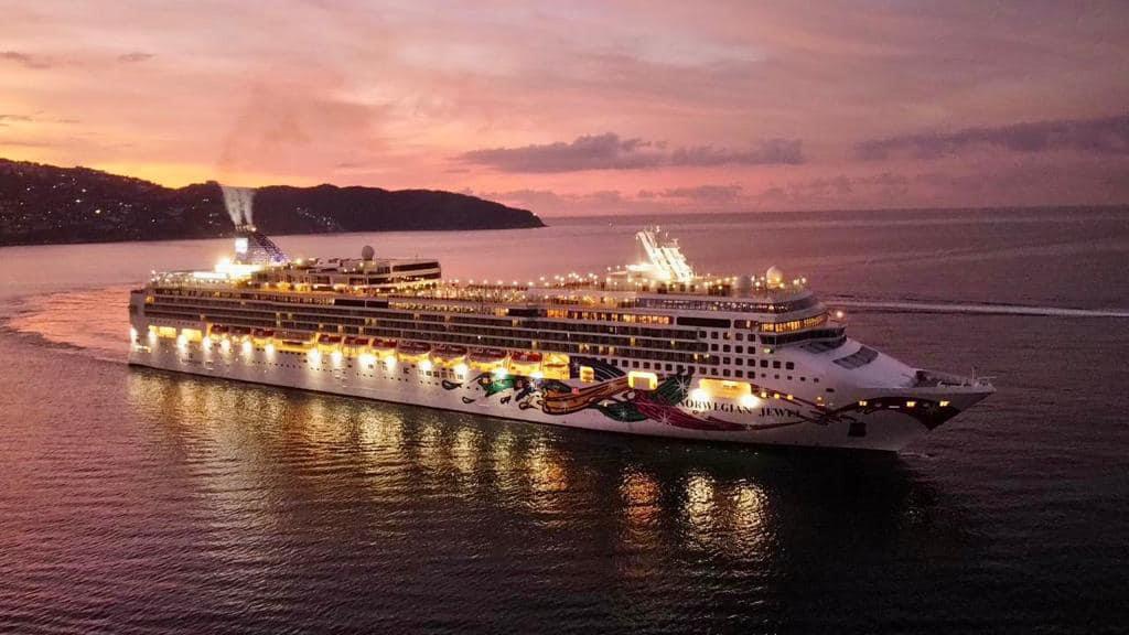 Arribó a Acapulco el crucero Norwegian Jewel, el cuarto del año, con 1,500 turistas