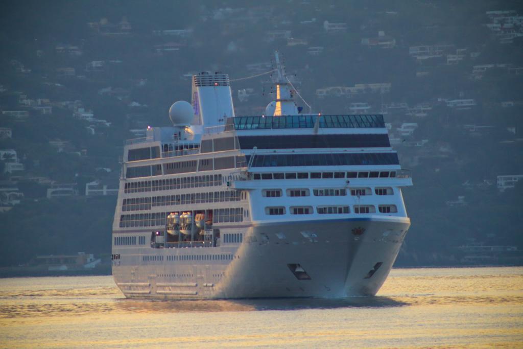 Acapulco recibió el crucero número 13 de la temporada, con 999 personas a bordo