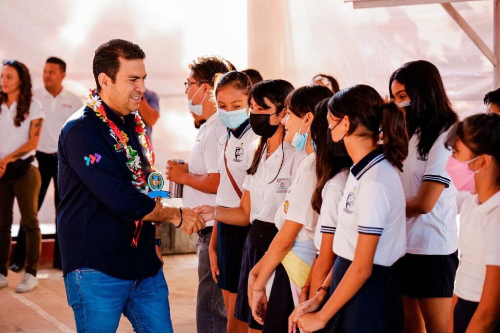 Presidente Jorge Sánchez Allec entrega 60 butacas a primaria Juan Escutia del FOVISSSTE