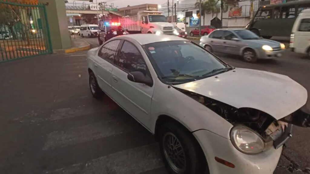 ¡Lamentable! Mujer es atropellada por su propio auto cuando bajó a revisarlo en EDOMEX