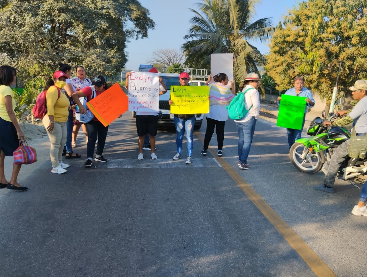 Suspegistas bloquean carretera en Atoyac