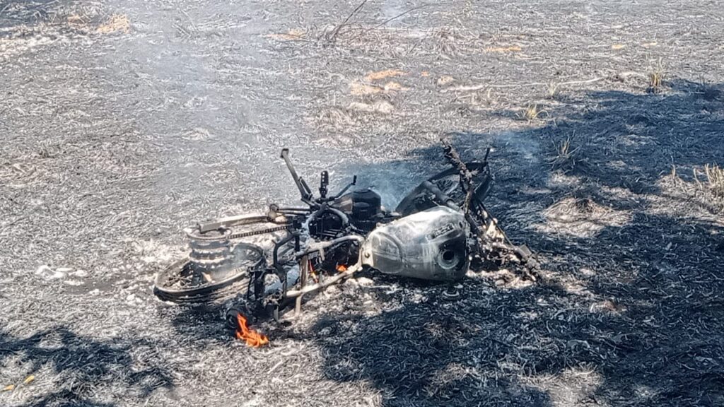 Incendio daña huerta de mango y consume motocicleta