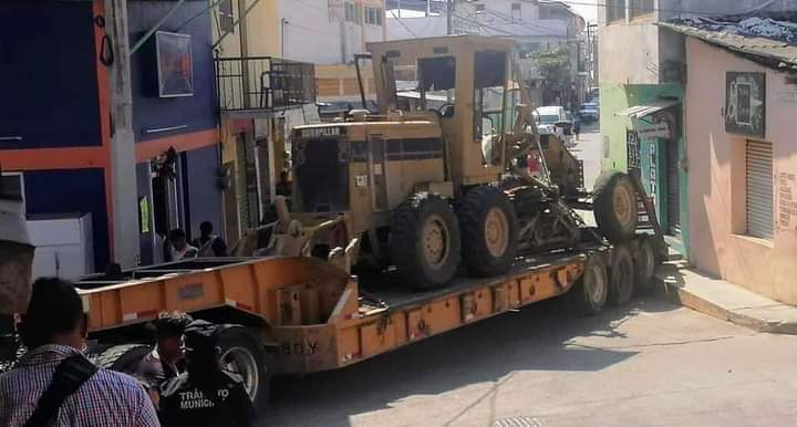 Camión obstruye vialidades en el centro de Atoyac
