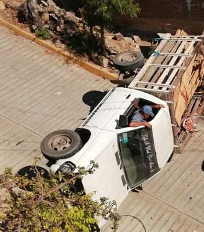 Camioneta sufre percance en Tecpan