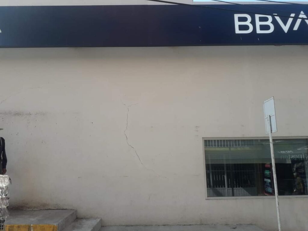 Reportan fallas estructurales en sucursal bancaria de Atoyac