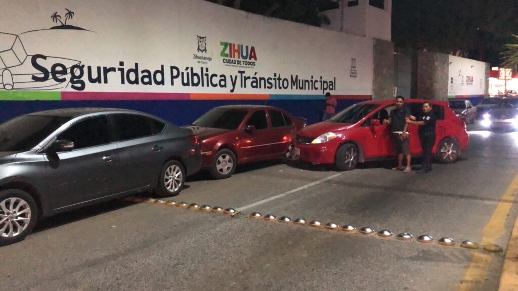Conductor choca con dos autos estacionados frente a Seguridad Pública