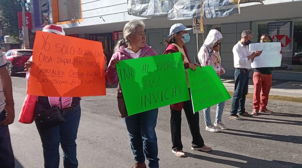 Defraudados por dependencia municipal bloquearon el centro de Chilpancingo