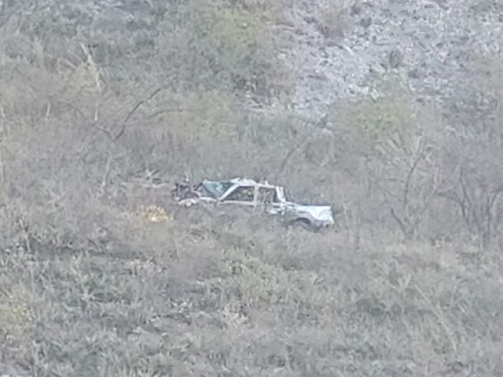 En Tlapa… Mueren una niña y una pareja al desbarrancarse una camioneta
