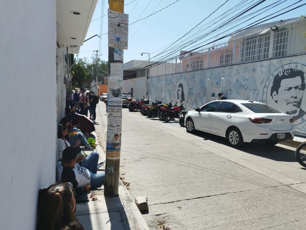 En Guerrero… Exigen plazas de base para más de 600 egresados de normales