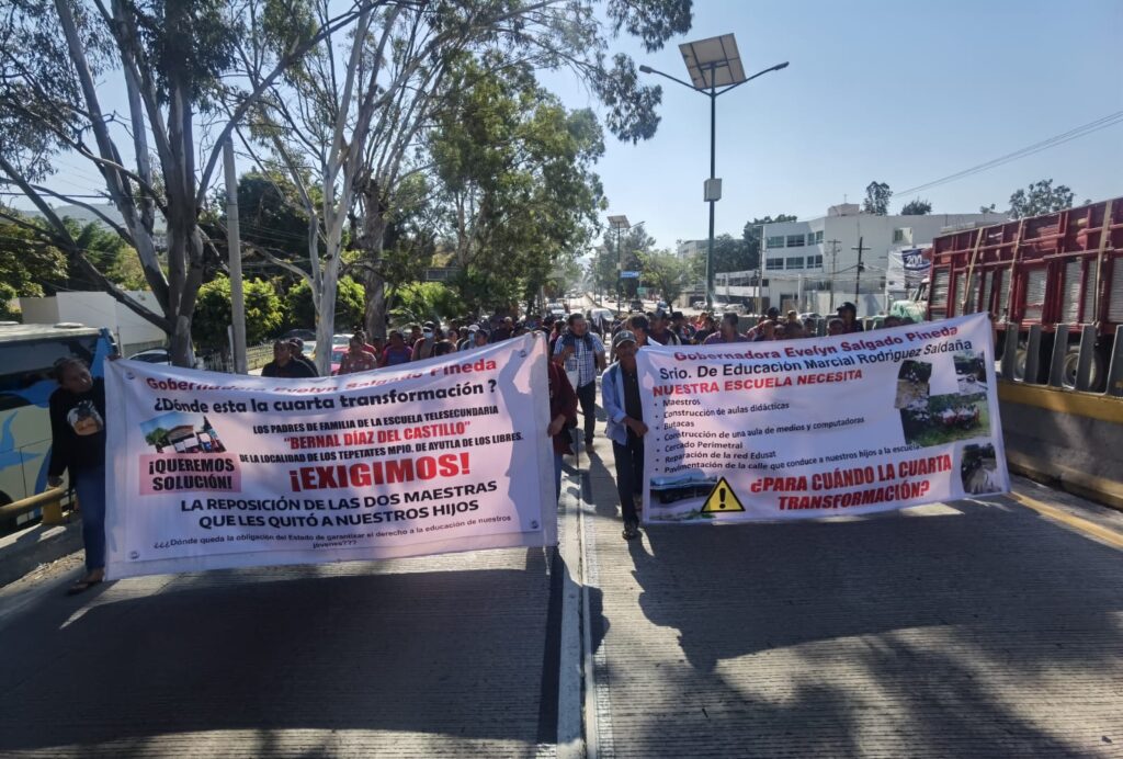 Marchan para demandar maestros para una telesecundaria de Ayutla