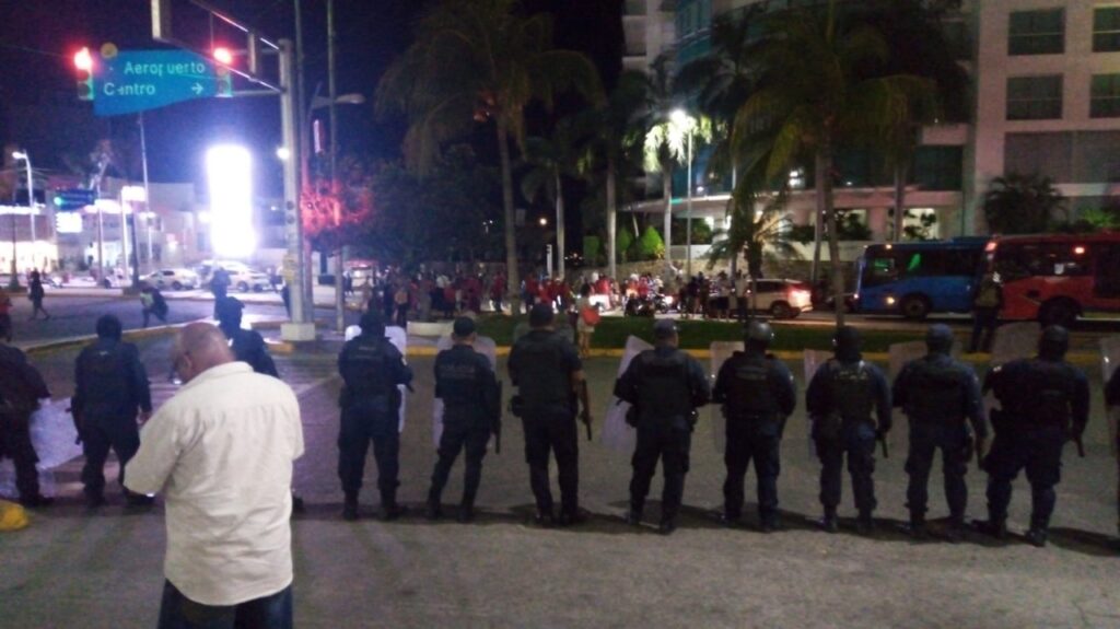 En Acapulco… Integrantes de dos sindicatos bloquearon más de 5 horas la costera Miguel Alemán