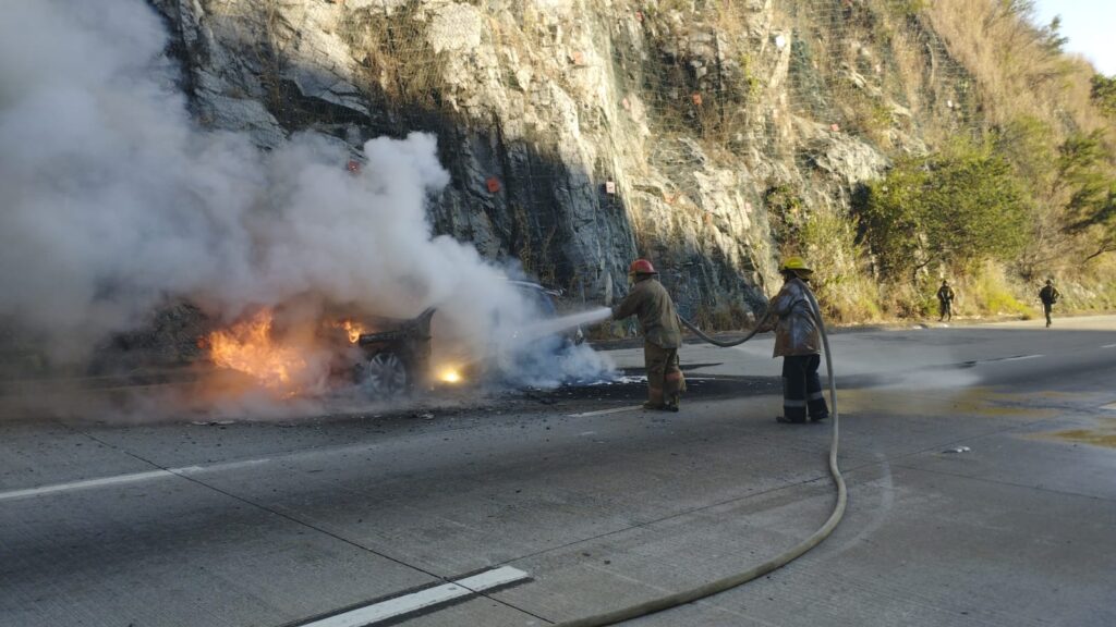 Se incendia un Audi en la Autopista del Sol, cerca de Tierra Colorada