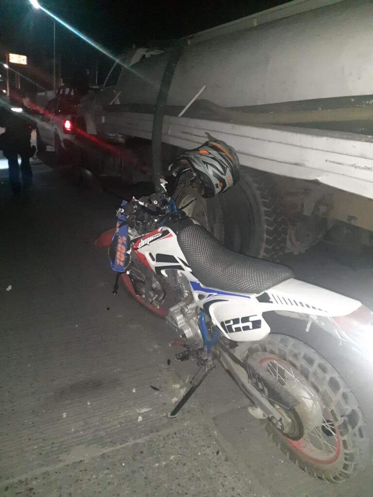 Muere motociclista tras impactarse atrás de una pipa de agua, en Chilpancingo
