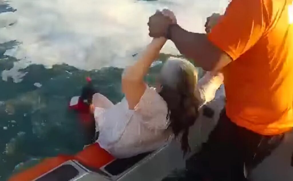 En Acapulco… Rescatan marinos a una mujer y una niña que estaban a punto de ahogarse