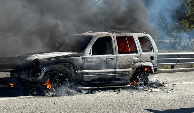 Se incendia camioneta en Coyuca