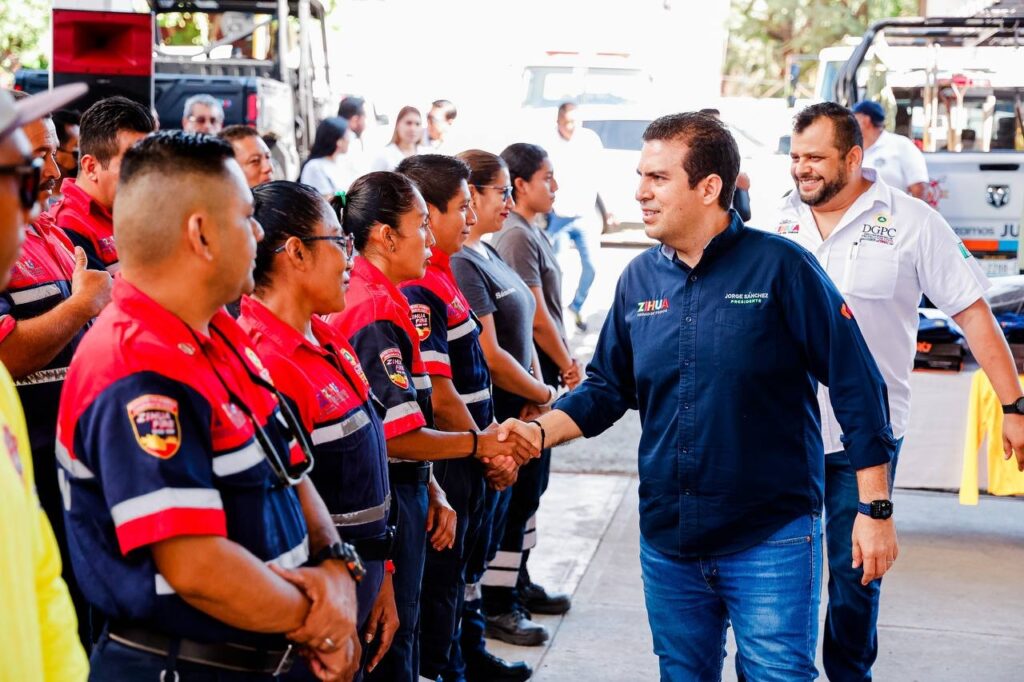 Presidente Jorge Sánchez Allec entrega nueva ambulancia y uniformes a  dirección de Protección Civil