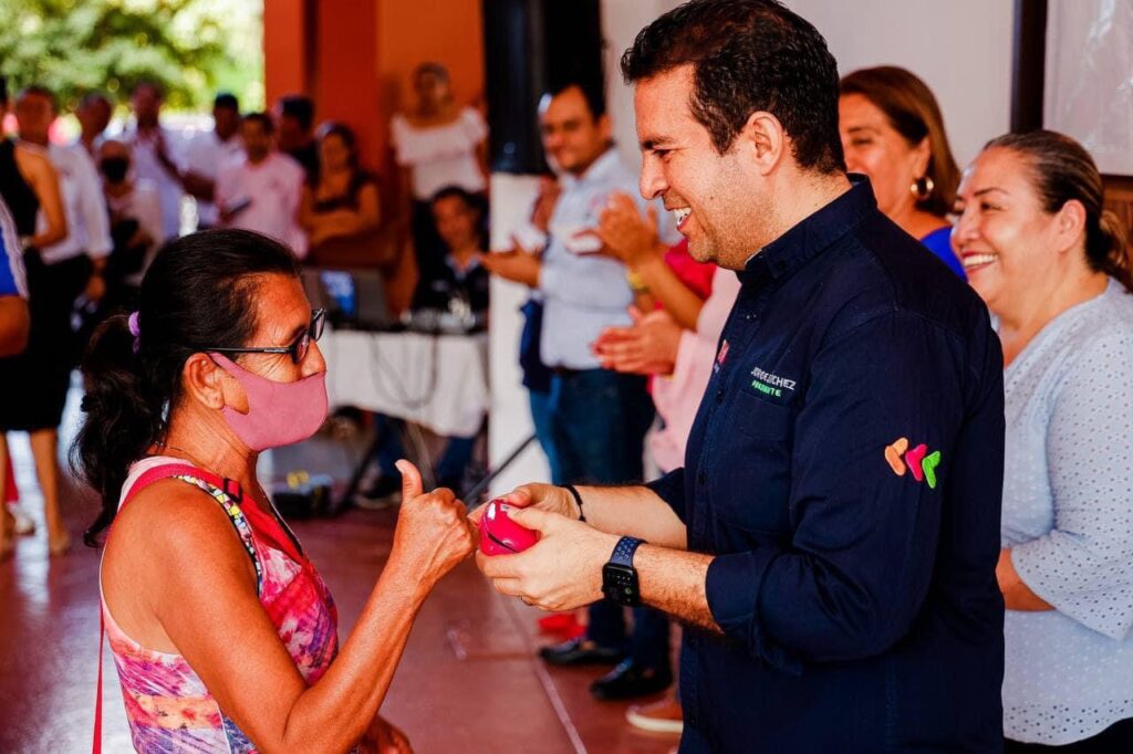 DIF Zihuatanejo beneficia a más de 350 adultos con quinta campaña de salud visual