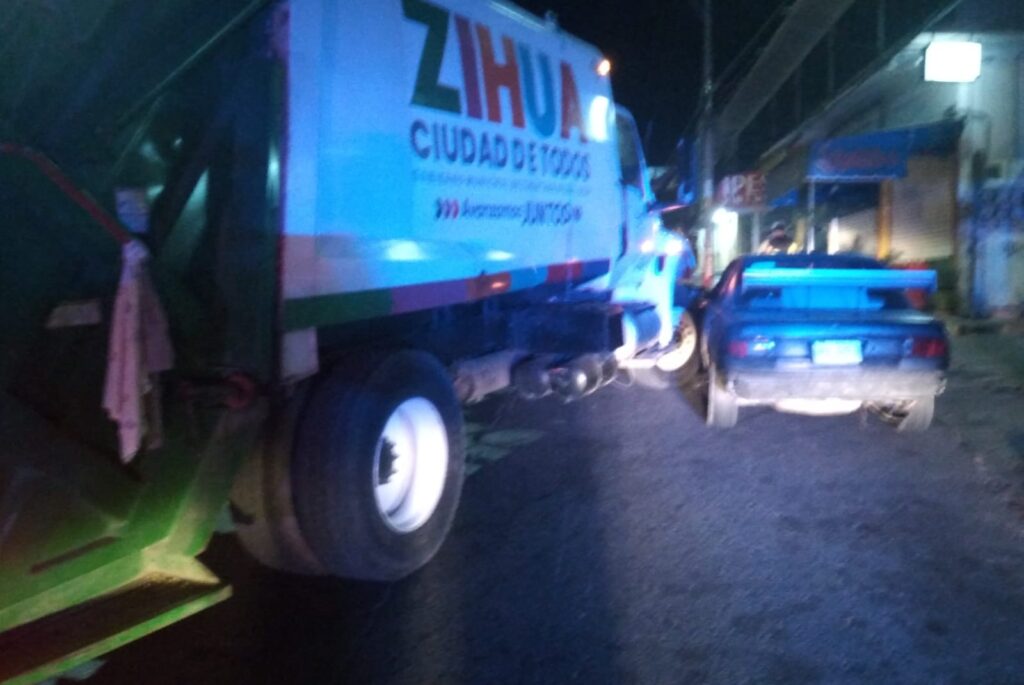 Camión recolector de basura choca contra auto en Paseo de Zihuatanejo