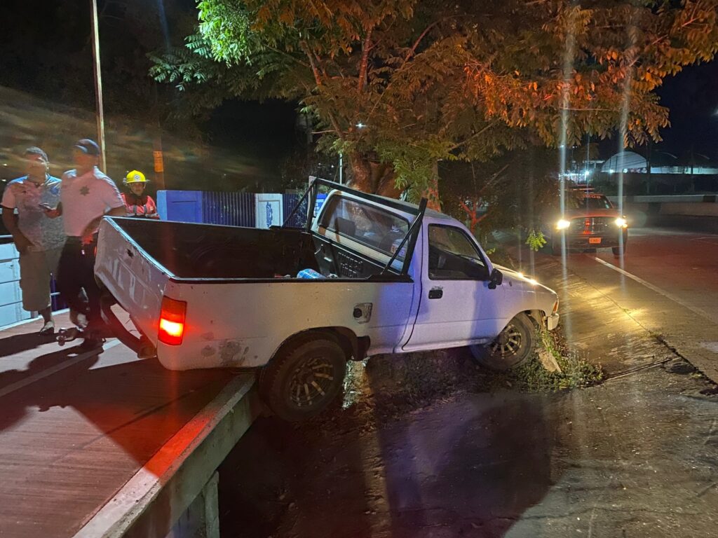 Camioneta colisionó y se detuvo sobre Ciclovía de Zihuatanejo