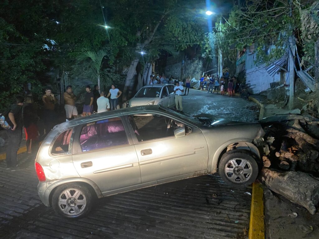 Tres heridos al volcar un auto en la colonia Los Pinos